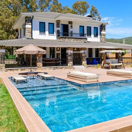 Kaya Koey'de Oezel Havuzlu, 5 Yatak Odali Lueks Albera Villa