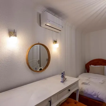 Kaya Koey'de Oezel Havuzlu, 5 Yatak Odali Lueks Albera