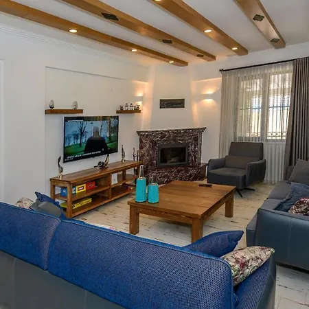 Kaya Koey'de Oezel Havuzlu, 5 Yatak Odali Lueks Albera