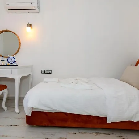 Kaya Koey'de Oezel Havuzlu, 5 Yatak Odali Lueks Albera Villa