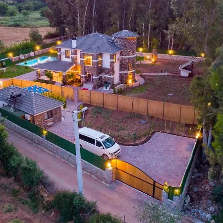 Villa Kaya Koey'de Oezel Havuzlu, 5 Yatak Odali Lueks Albera