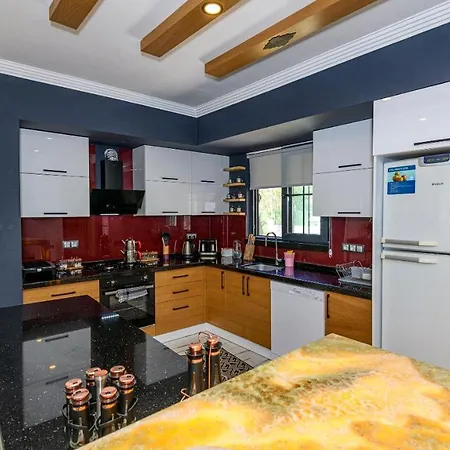 Kaya Koey'de Oezel Havuzlu, 5 Yatak Odali Lueks Albera Villa *