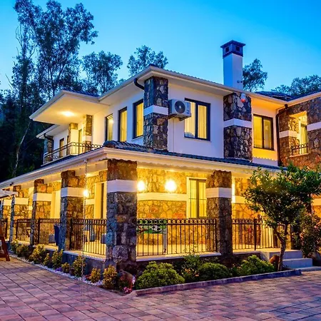 Kaya Koey'de Oezel Havuzlu, 5 Yatak Odali Lueks Albera *