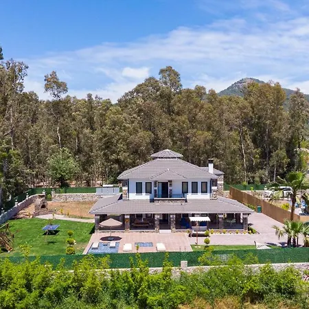 Kaya Koey'de Oezel Havuzlu, 5 Yatak Odali Lueks Albera