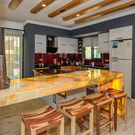 Kaya Koey'de Oezel Havuzlu, 5 Yatak Odali Lueks Albera * Fethiye