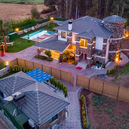 Villa Kaya Koey'de Oezel Havuzlu, 5 Yatak Odali Lueks Albera