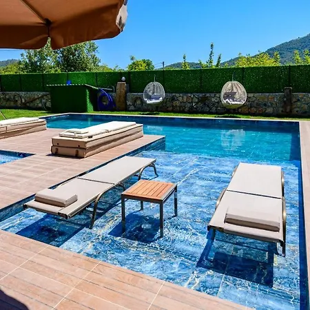 Kaya Koey'de Oezel Havuzlu, 5 Yatak Odali Lueks Albera *