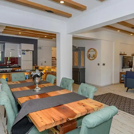 Kaya Koey'de Oezel Havuzlu, 5 Yatak Odali Lueks Albera *