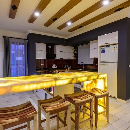 Kaya Koey'de Oezel Havuzlu, 5 Yatak Odali Lueks Albera