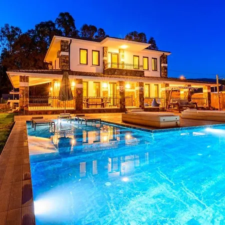 Kaya Koey'de Oezel Havuzlu, 5 Yatak Odali Lueks Albera Villa
