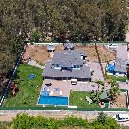 Villa Kaya Koey'de Oezel Havuzlu, 5 Yatak Odali Lueks Albera