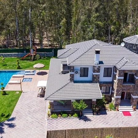 Villa Kaya Koey'de Oezel Havuzlu, 5 Yatak Odali Lueks Albera *