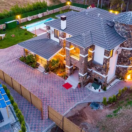 Villa Kaya Koey'de Oezel Havuzlu, 5 Yatak Odali Lueks Albera Fethiye