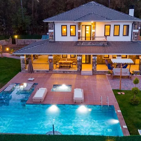 Villa Kaya Koey'de Oezel Havuzlu, 5 Yatak Odali Lueks Albera