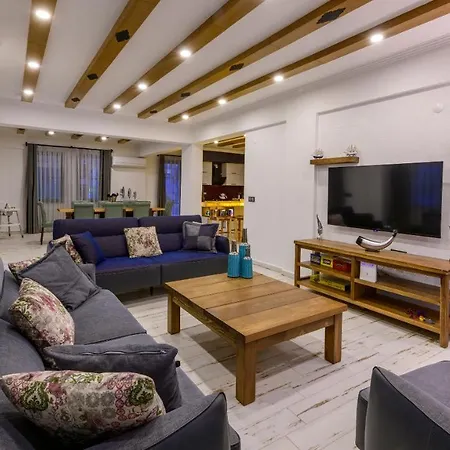 Kaya Koey'de Oezel Havuzlu, 5 Yatak Odali Lueks Albera Villa *