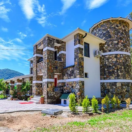 Kaya Koey'de Oezel Havuzlu, 5 Yatak Odali Lueks Albera Villa *