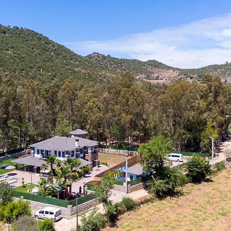 Villa Kaya Koey'de Oezel Havuzlu, 5 Yatak Odali Lueks Albera *