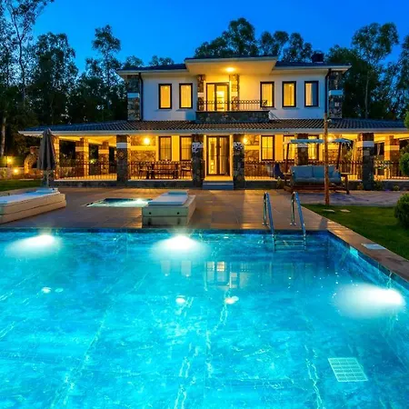 Villa Kaya Koey'de Oezel Havuzlu, 5 Yatak Odali Lueks Albera *