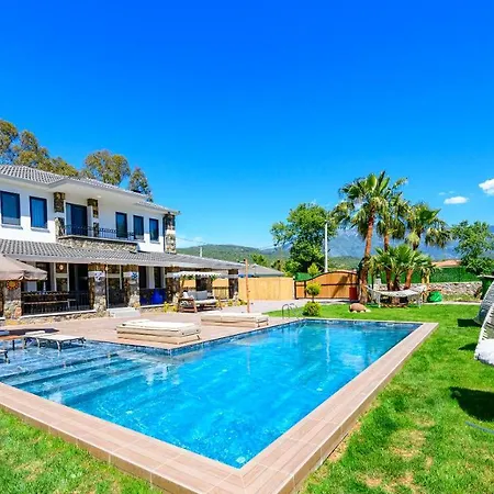 Kaya Koey'de Oezel Havuzlu, 5 Yatak Odali Lueks Albera Villa Fethiye