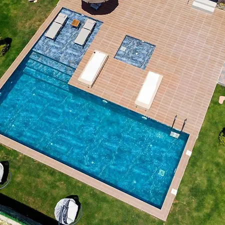 Kaya Koey'de Oezel Havuzlu, 5 Yatak Odali Lueks Albera