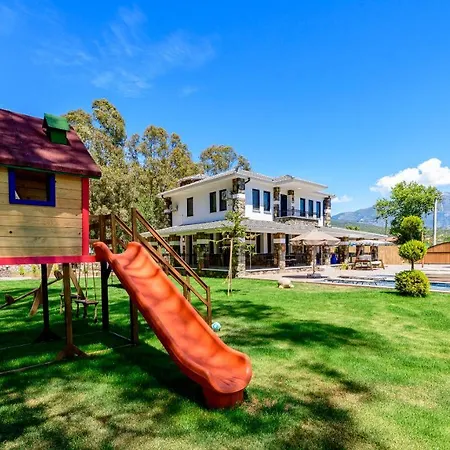 Kaya Koey'de Oezel Havuzlu, 5 Yatak Odali Lueks Albera Villa *