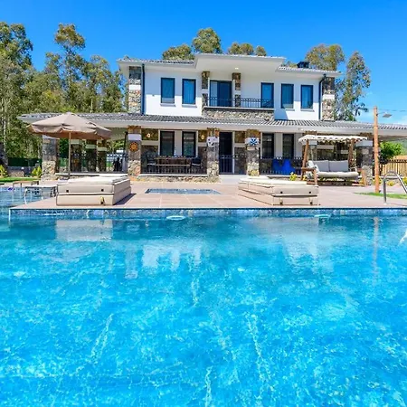 Kaya Koey'de Oezel Havuzlu, 5 Yatak Odali Lueks Albera Villa