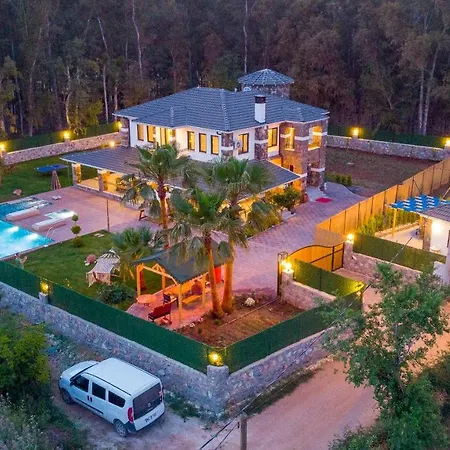 Kaya Koey'de Oezel Havuzlu, 5 Yatak Odali Lueks Albera Villa Fethiye