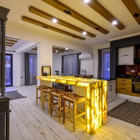 Kaya Koey'de Oezel Havuzlu, 5 Yatak Odali Lueks Albera Fethiye