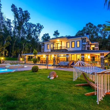 Kaya Koey'de Oezel Havuzlu, 5 Yatak Odali Lueks Albera Villa *