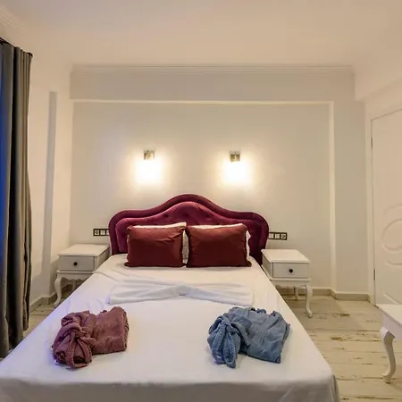 Kaya Koey'de Oezel Havuzlu, 5 Yatak Odali Lueks Albera *