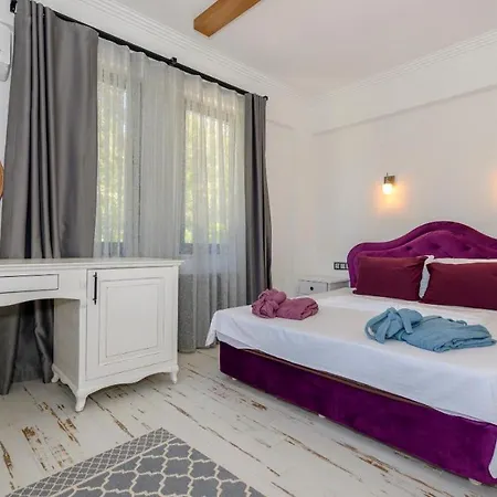 Villa Kaya Koey'de Oezel Havuzlu, 5 Yatak Odali Lueks Albera