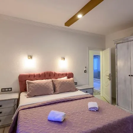 Kaya Koey'de Oezel Havuzlu, 5 Yatak Odali Lueks Albera *