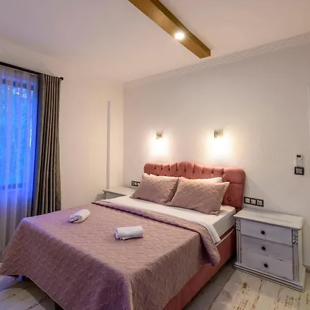 Villa Kaya Koey'de Oezel Havuzlu, 5 Yatak Odali Lueks Albera