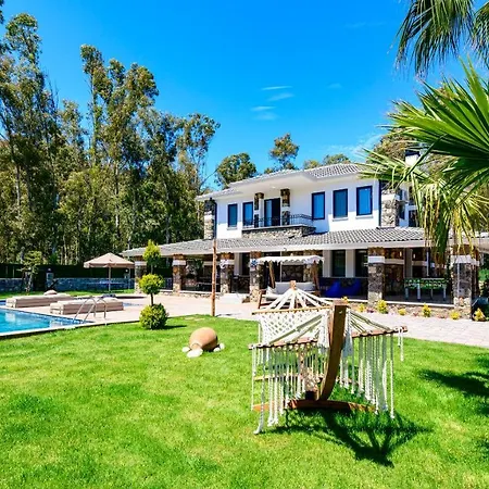 Villa Kaya Koey'de Oezel Havuzlu, 5 Yatak Odali Lueks Albera Fethiye